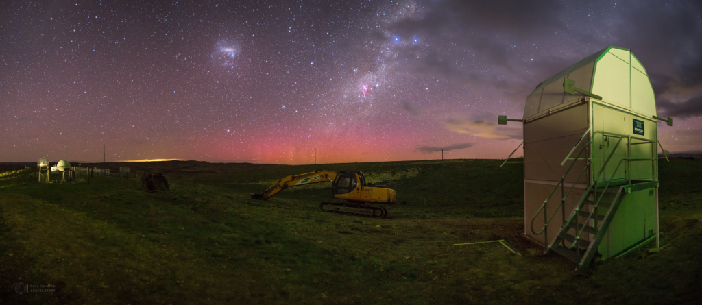 Aurora Australis and the dome with BOOTES telescope