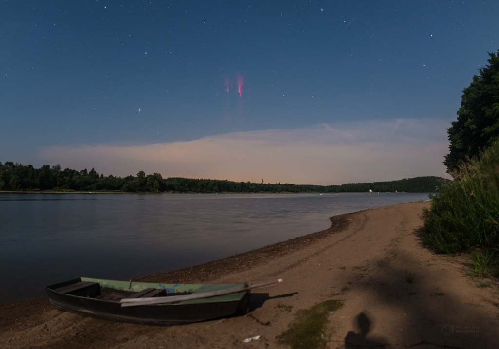 Dancing sprites above the cloudtops
