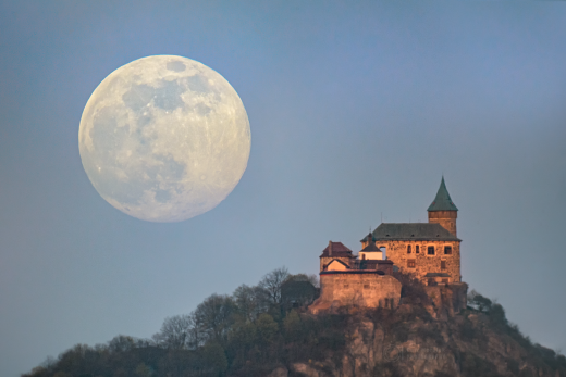 Kunetic Full Moon
