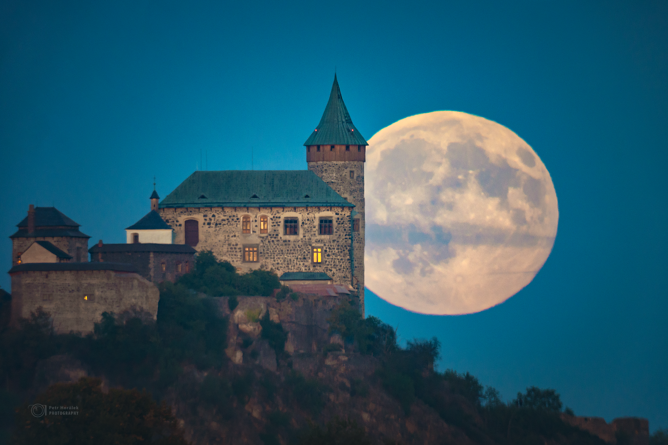 Harvest Moon September 2026 over Kunetic Castle