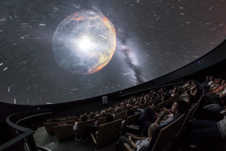 Pohled do planetária plného lidí (ESO Supernova) Pohled do planetária plného lidí (ESO Supernova)