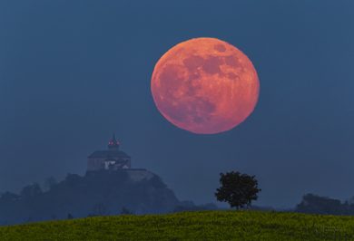 Rudý Měsíc za Kuňkou Rudý Měsíc za Kuňkou