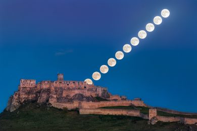 Měsíc nad Spišským hradem Měsíc nad Spišským hradem