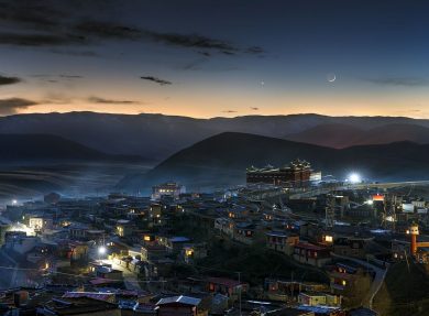 Srpek nad Tibetským městem Srpek nad Tibetským městem