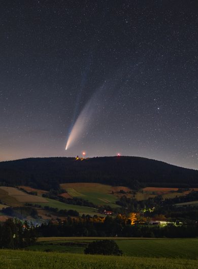 Kometa NEOWISE vychází Kometa NEOWISE vychází
