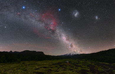 Tři galaxie nad chilskou sopkou Tři galaxie nad chilskou sopkou
