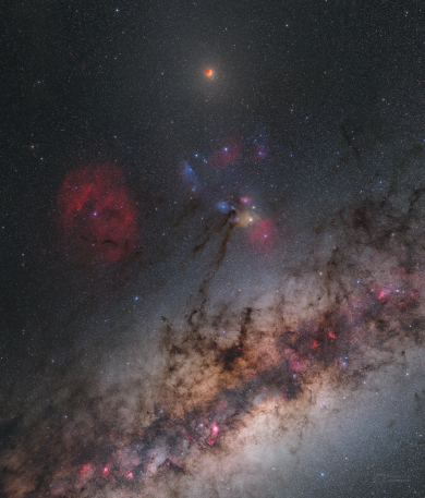 Červená perla nad galaxií Červená perla nad galaxií