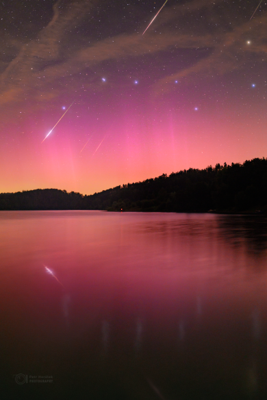 Zrcadlení Perseid a polární záře Zrcadlení Perseid a polární záře