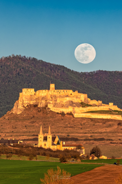 Pre-Easter Full Moon on 24 March 2024 rising over Spiš Castle and Chapter Pre-Easter Full Moon on 24 March 2024 rising over Spiš Castle and Chapter